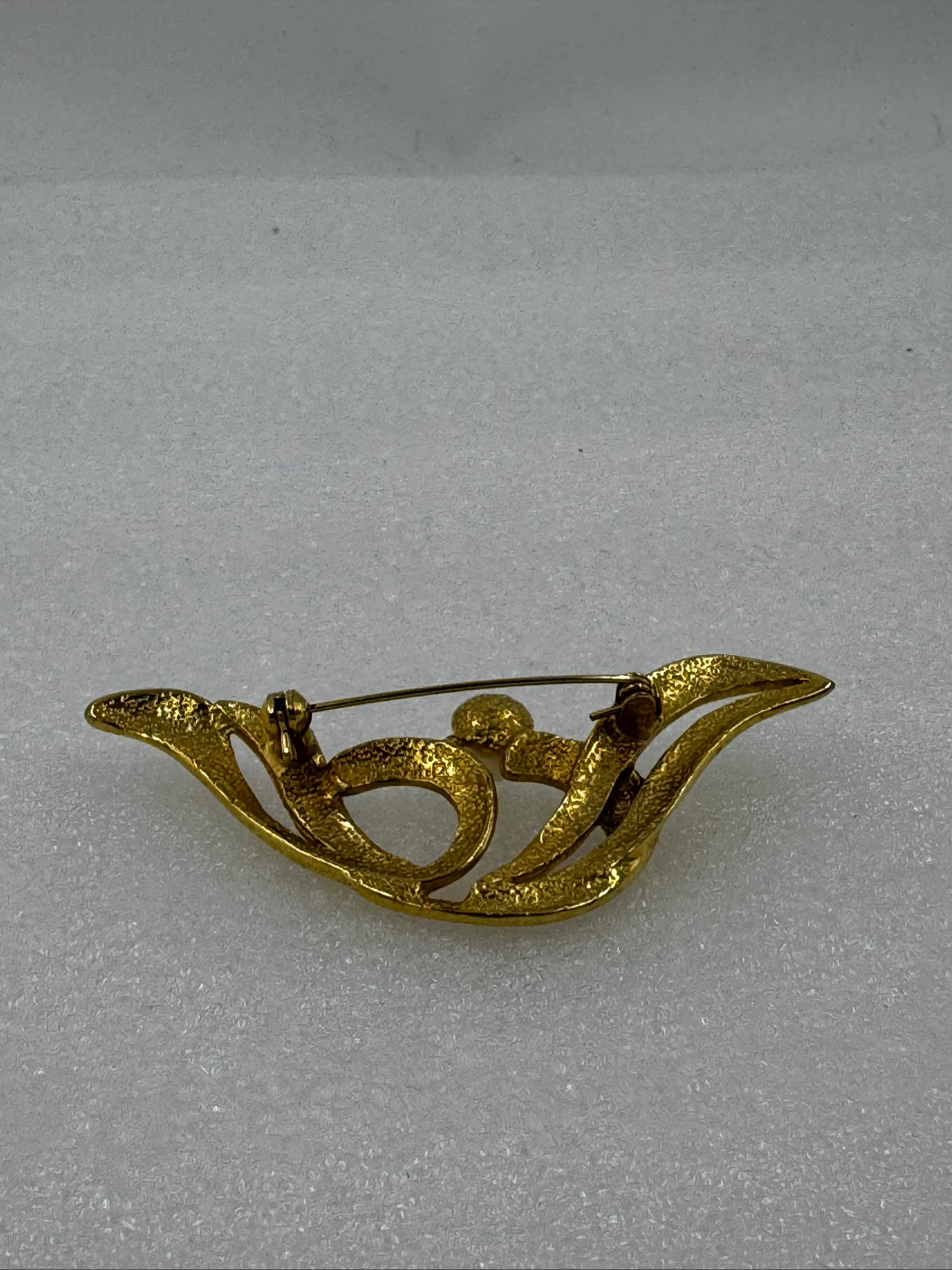 Broche dorada con perla y piedritas de colores – photo 2